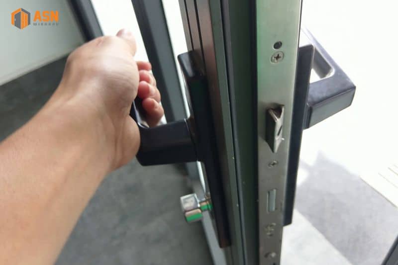 khóa cửa nhôm kính