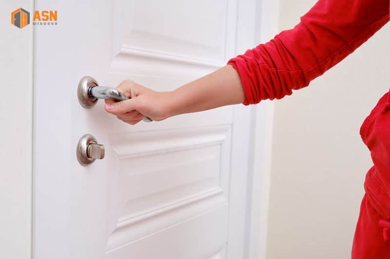 cách mở cửa nhôm kính bị khóa trong