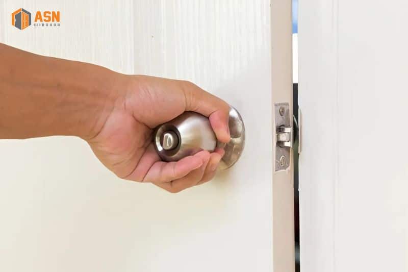 cách mở cửa nhôm kính bị khóa trong
