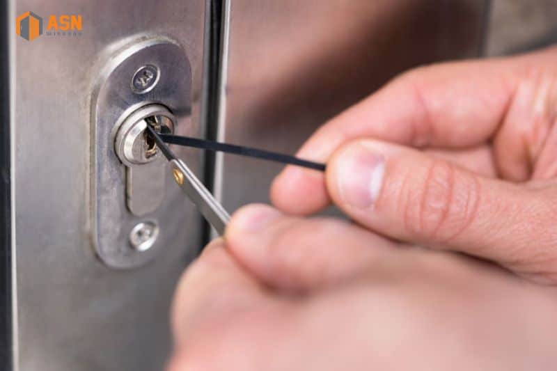 cách mở cửa nhôm kính bị khóa trong