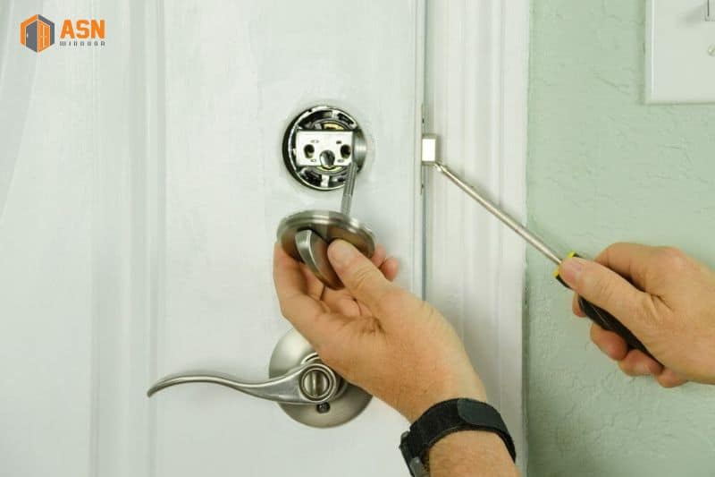 cách mở cửa nhôm kính bị khóa trong