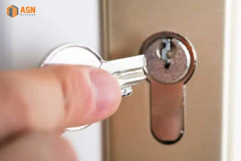 cách mở cửa nhôm kính bị khóa trong