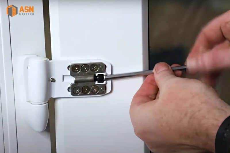 cách mở cửa nhôm kính bị khóa trong