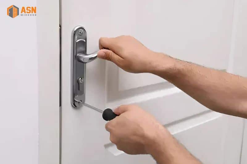 cách mở cửa nhôm kính bị khóa trong