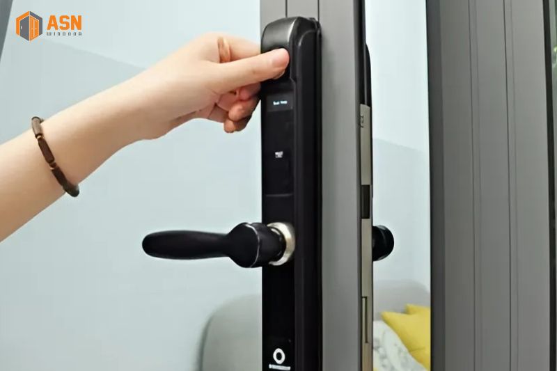 Khóa vân tay cửa nhôm kính