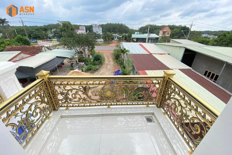 Lan can ban công nhôm đúc